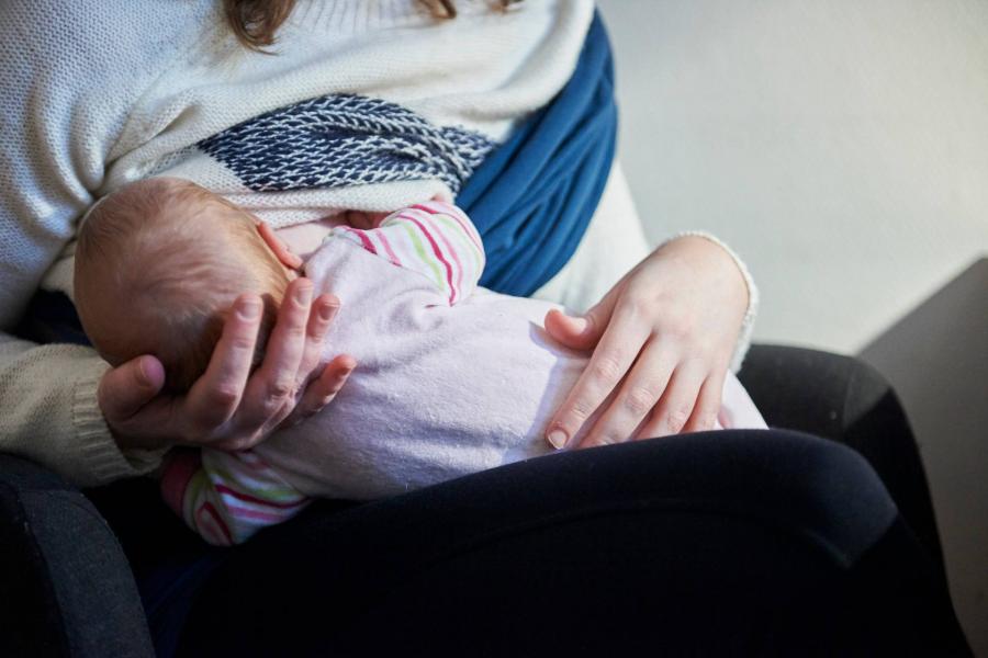 Megalakult a nemzeti szoptatási bizottság, és rögtön sikerült belerúgni több ezer anyába