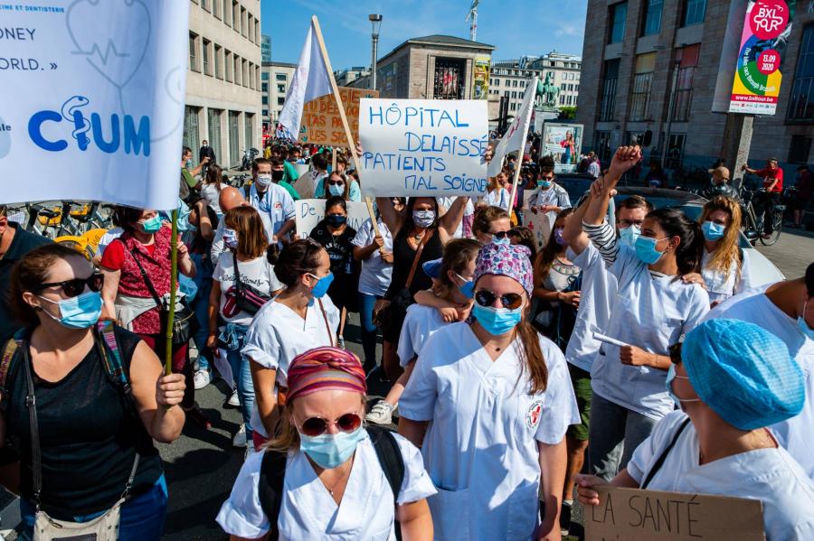 Több ezer egészségügyi dolgozó tüntetett Brüsszelben