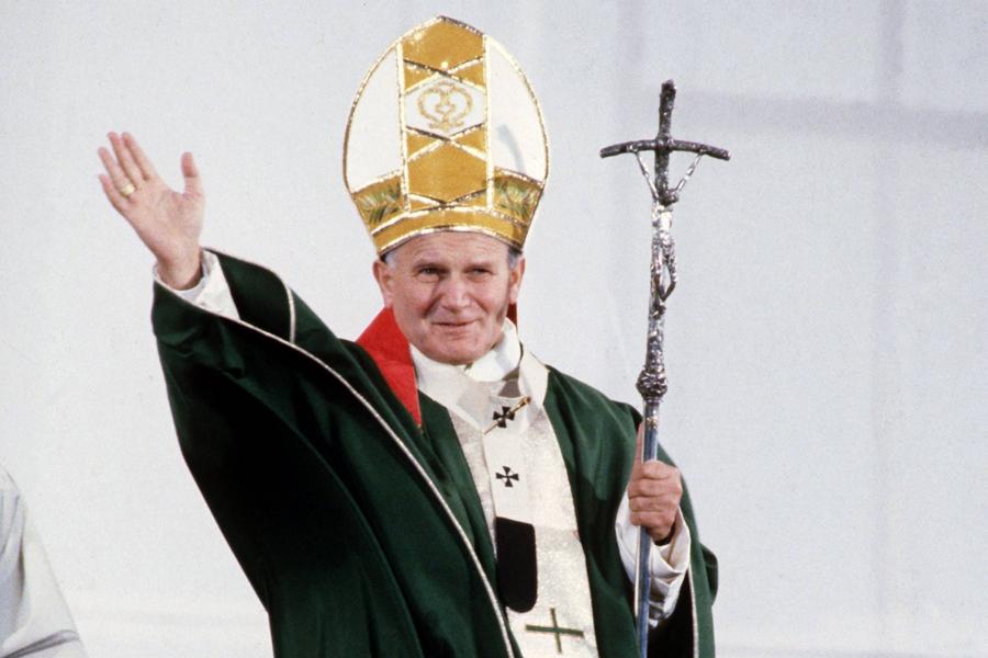 Ellopták II. János Pál pápa vérét