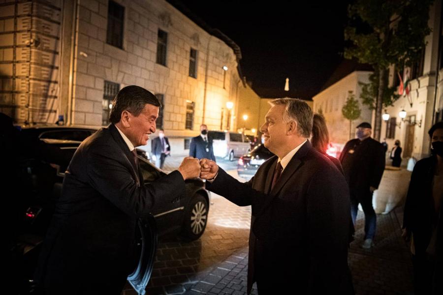 Tizenötmilliárdos alappal kedveskedik Orbán a kirgiz elnöknek