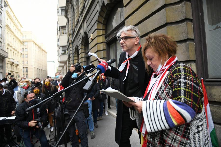 Neves színészek az SZFE-t támogató levelek felolvasásával tiltakoztak Palkovics minisztériumánál