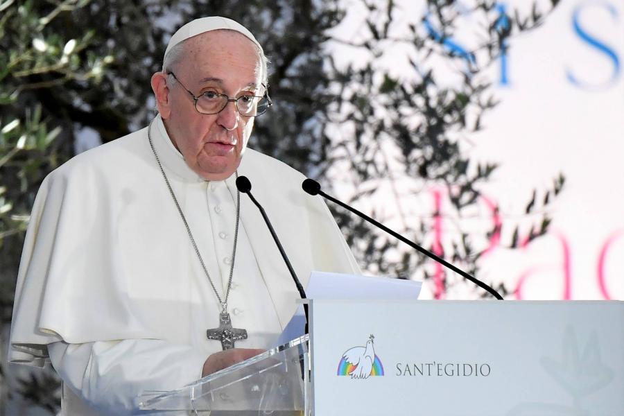 Ferenc pápa: A homoszexuális embereknek joguk kell legyen ahhoz, hogy családban éljenek
