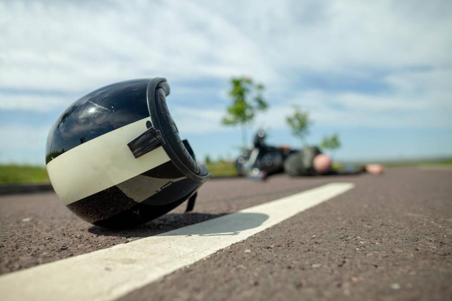 Halálos baleset – Szalagkorlátnak ütközött egy motoros Pilisszentkeresztnél