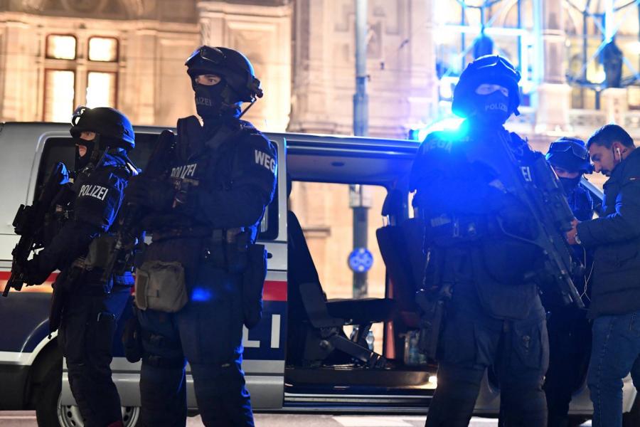 Terrortámadás Bécsben: legalább hárman meghaltak, többen megsérültek (videók)