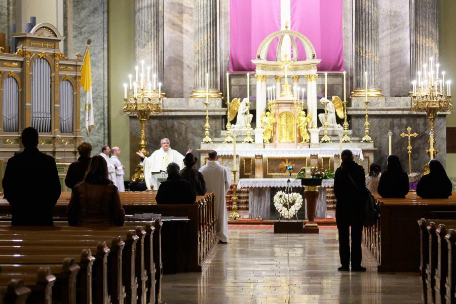 A katolikus templomokat nyitva tartják