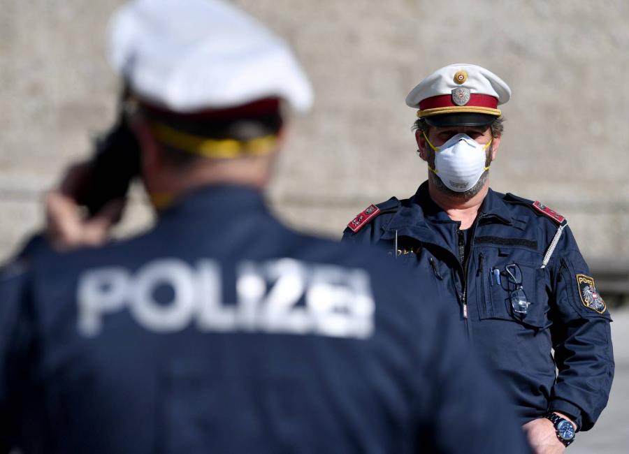 A tanárok és a rendőrök letesztelésével kezdődik a tömeges koronavírus-szűrés Ausztriában