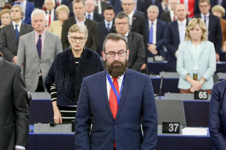 A Fidesz beéri Szájer bocsánatkérésével