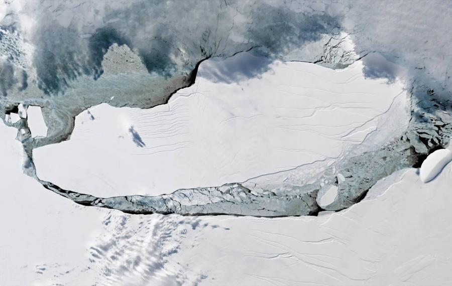 Töredeznek a világ legnagyobb jéghegyének szélei