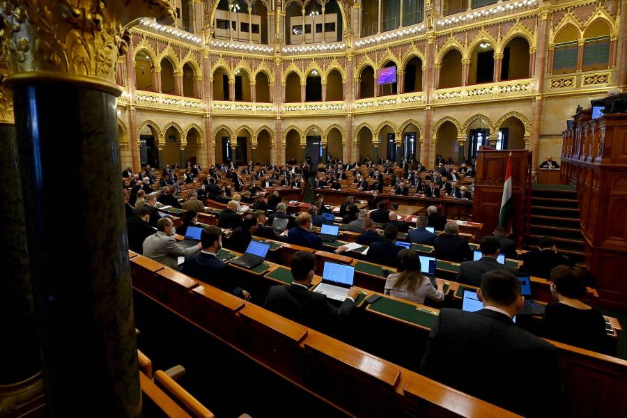 Az alaptörvény és a választási törvény módosításáról is dönthet jövő héten a parlament