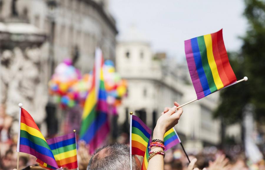 Svájcban engedélyezte a parlament a melegházasságot