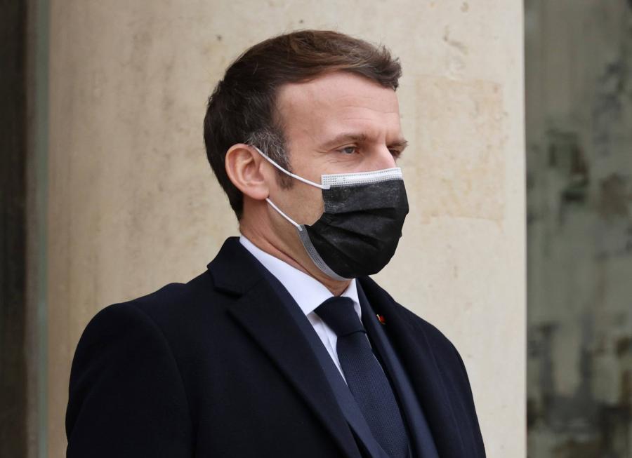 Macron jól van, de a tünetek miatt „kissé lassabb” tempóban dolgozik