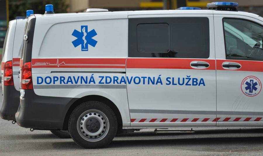 Meghalt egy kislány Szlovákiában, miután traktor rohant az autójukba