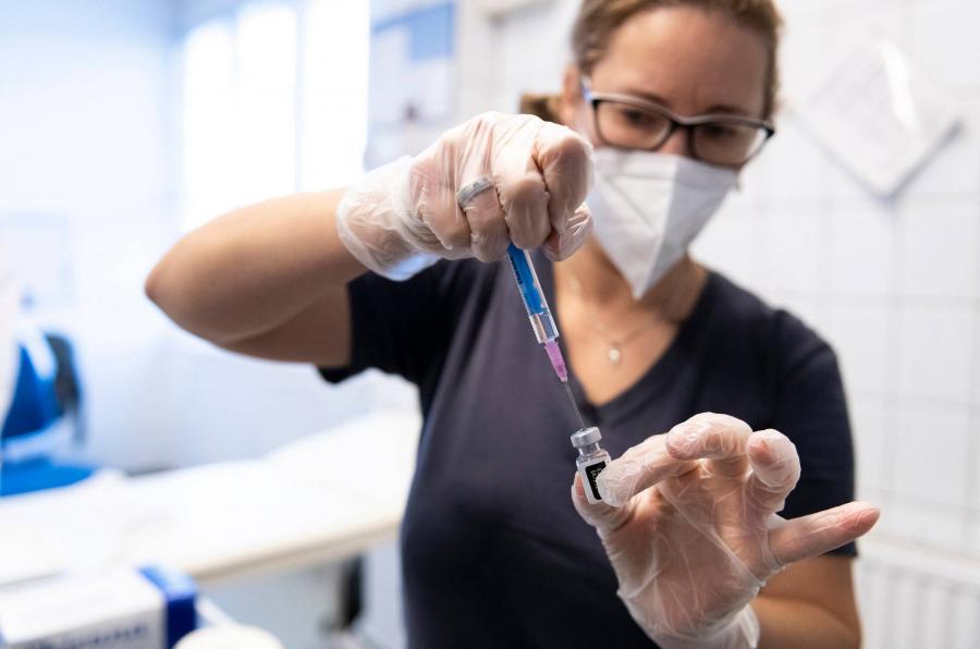 Idén még 80 ezer adag Pfizer-vakcina érkezik Magyarországra
