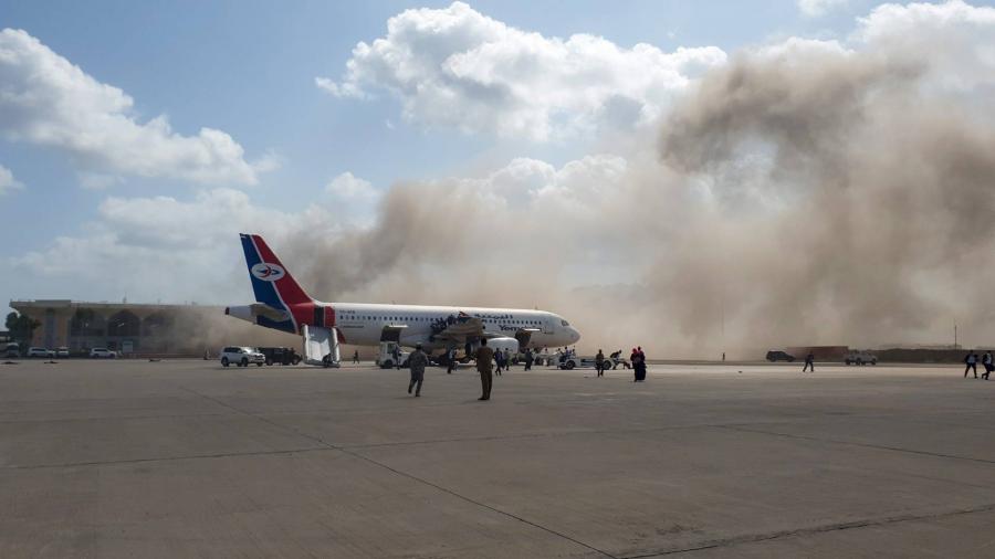 Két robbanás és lövöldözés volt az ádeni repülőterén az új kormány tagjainak érkezésekor