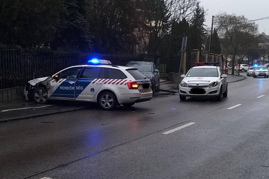 Két rendőrautó és két másik gépkocsi karambolozott az Istenhegyi úton