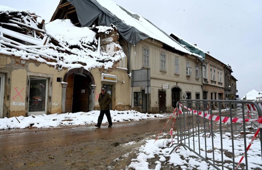 Fagy nehezíti a horvát földrengések utáni romeltakarítást – galéria