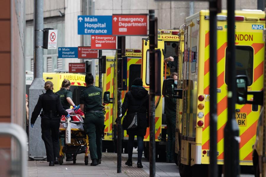 Száz kritikus óra vár a brit kórházakra