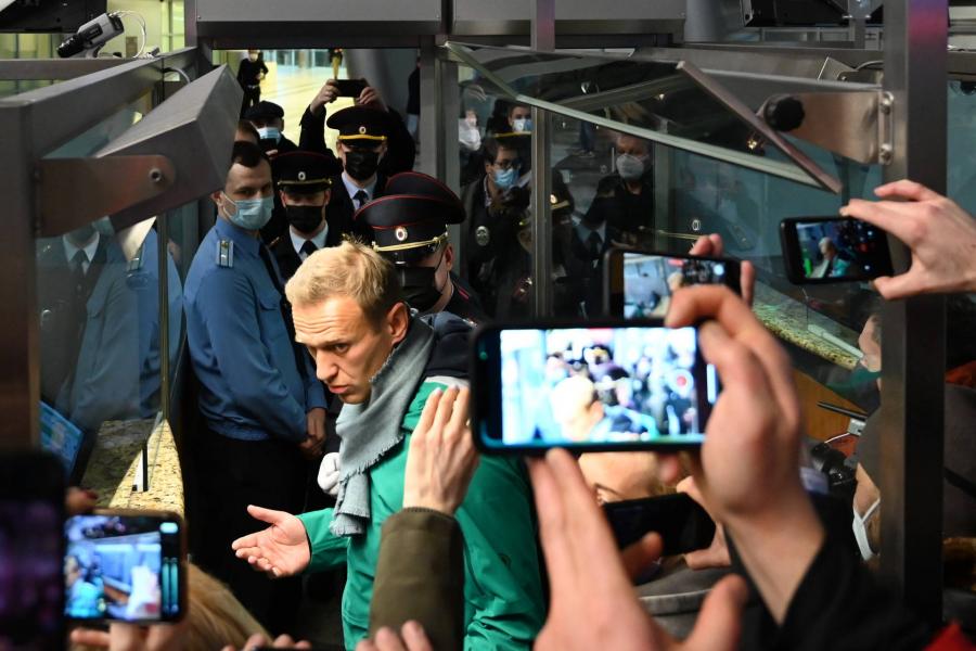 Navalnij visszatért Moszkvába, ahol szinte azonnal le is tartóztatták