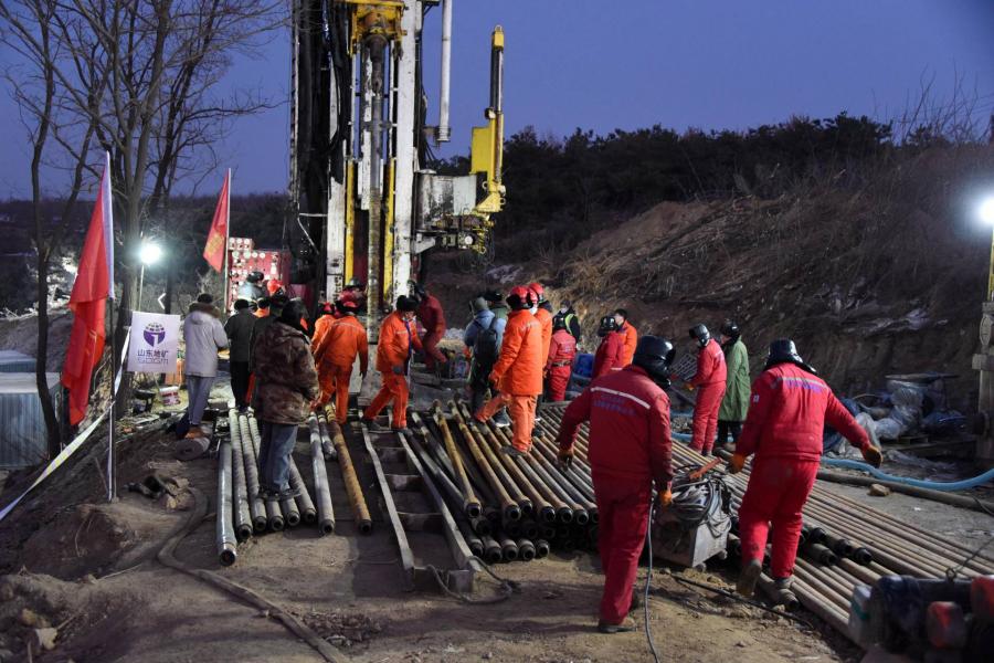 Üzentek a berobbant kínai aranybányában rekedt munkások