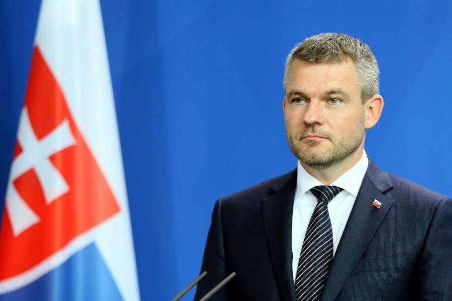 Annyira kellett egy öltöny a volt szlovák kormányfőnek, hogy még a járványügyi szabályokra is fütyült