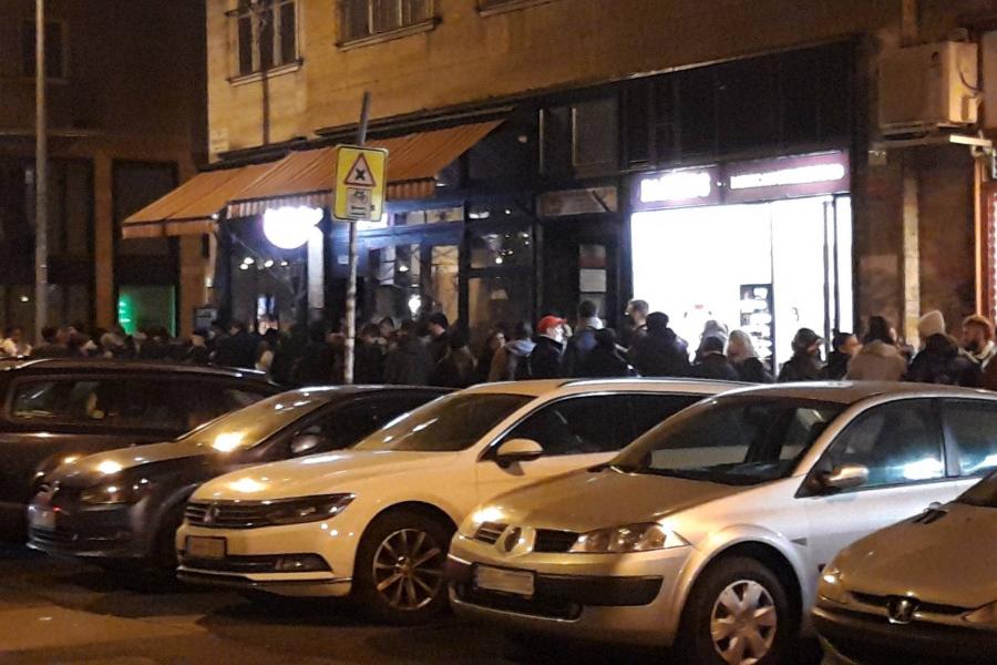 Száznál több ember gyűlt össze a bezáratott erzsébetvárosi étterem előtt