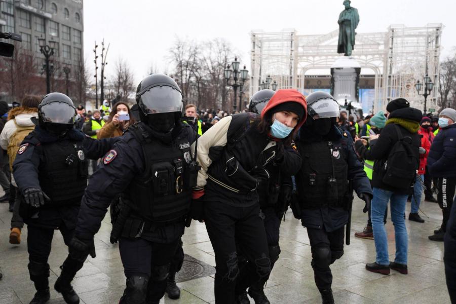 Már több mint ezer orosz tüntetőt állítottak elő a rendőrök