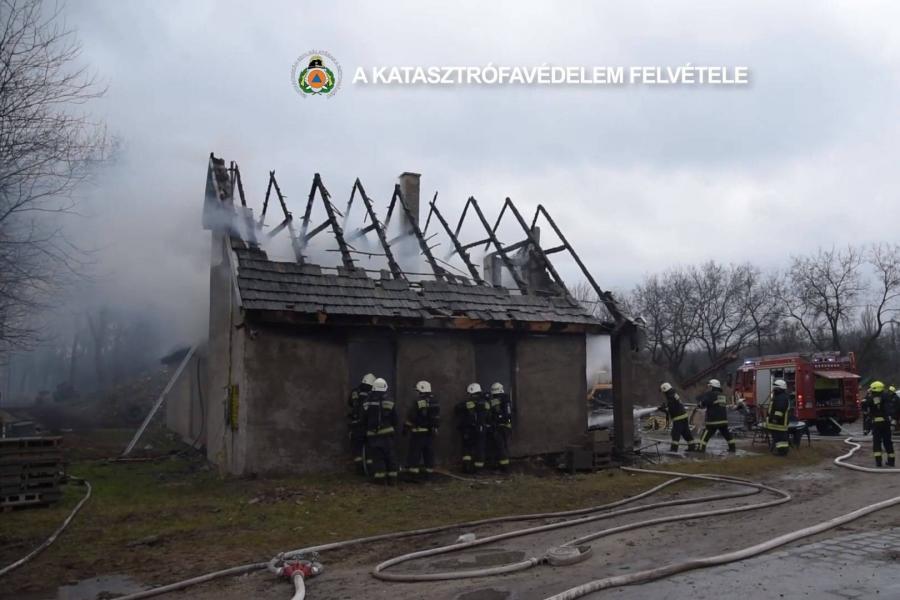 Lángolt egy családi ház Fóton (videó)