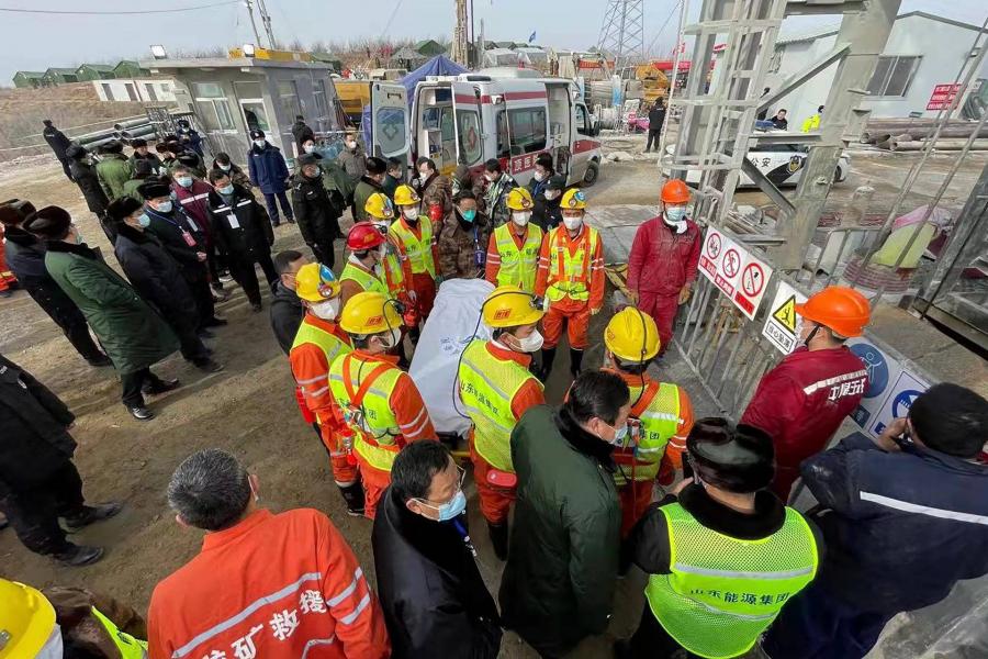Tíz ember holttestét emelték ki a Kelet-Kínában berobbant aranybányából