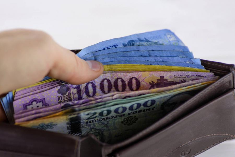 Aláírták a megállapodást a minimálbérről: 167 400 forintra nő a legkisebb fizetés