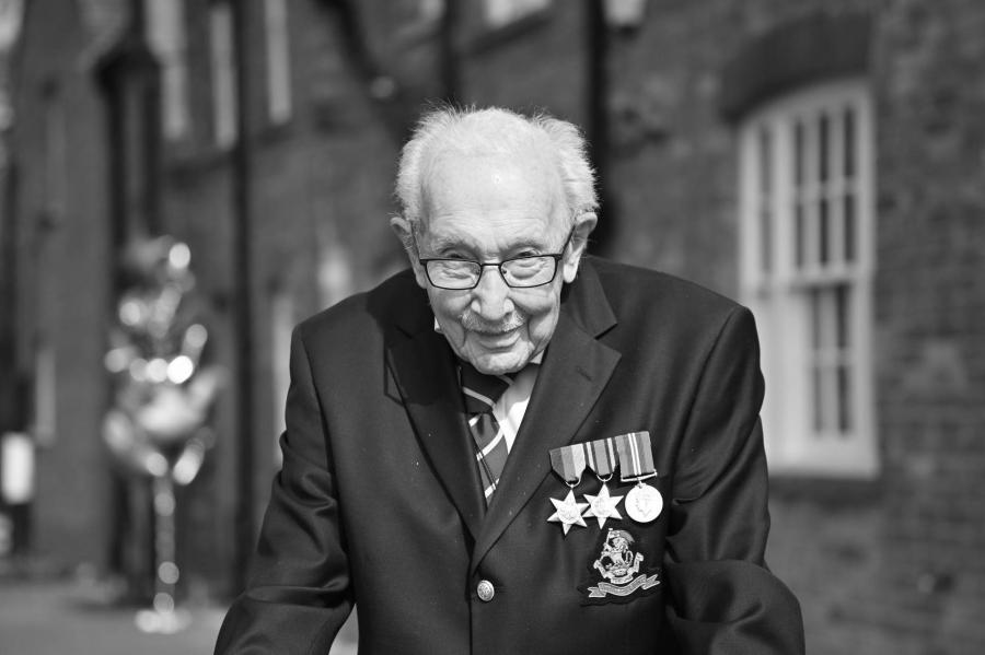 Meghalt a brit egészségügynek milliókat gyűjtő 101 éves veterán