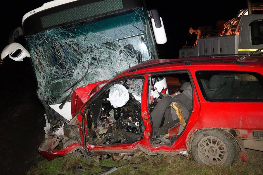 A helyszínen meghalt a busszal ütköző autó sofőrje és utasa Cibakházánál