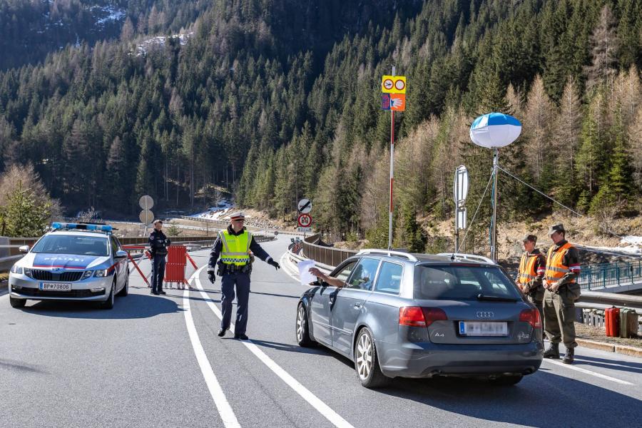 Péntektől csak negatív teszteredménnyel engedélyezik a kiutazást Tirolból
