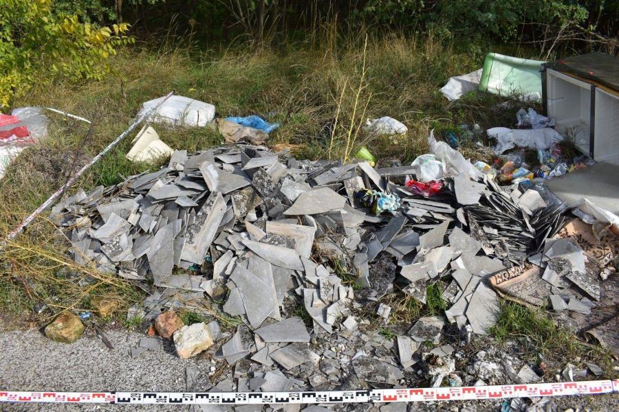 Veszélyes hulladék is volt abban a 15 köbméternyi szemétben, amit Dunaföldvárnál hagyott egy férfi
