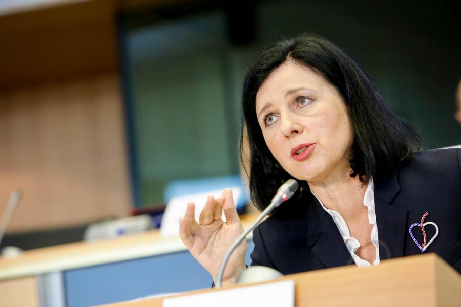 Jourová újra betegnek nevezte a magyar demokráciát