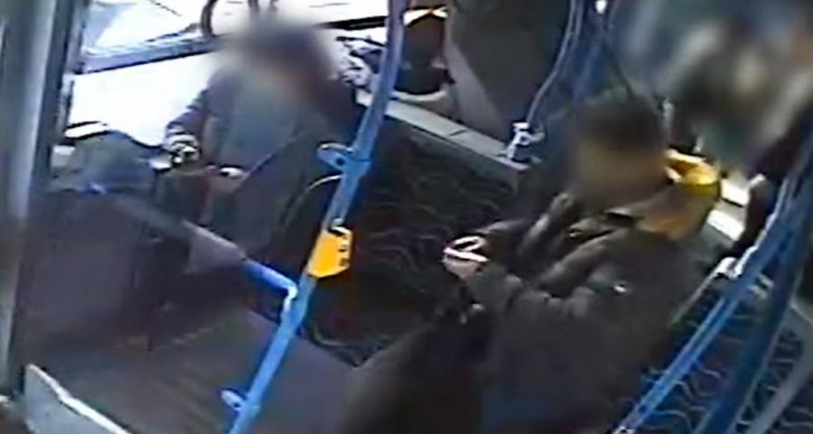 Közzétették a csepeli buszon történt késes támadásról készült felvételt