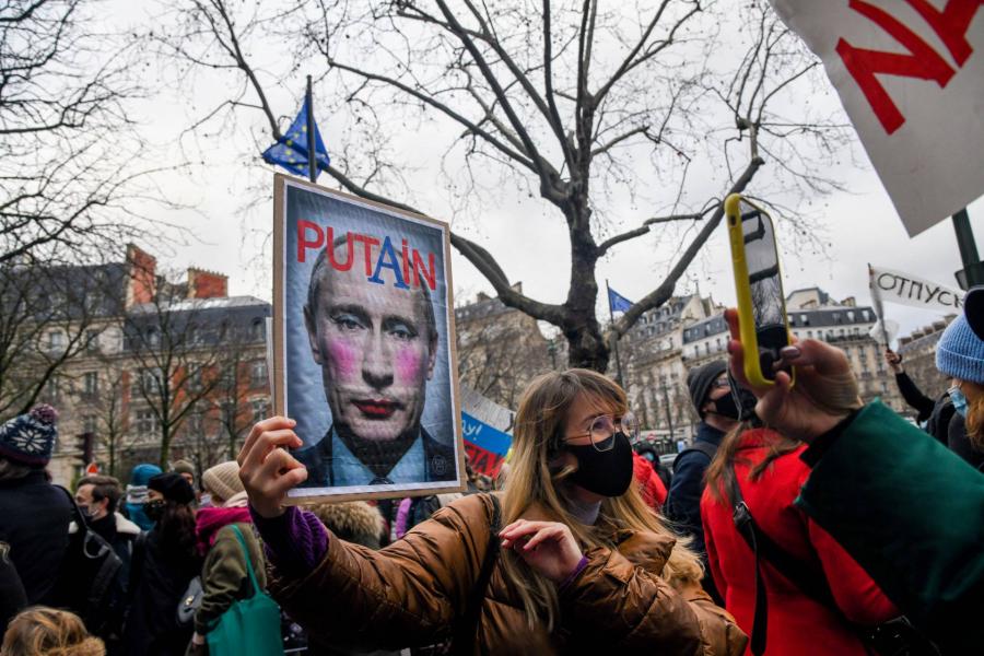 Már az internetet is a karhatalommal figyeltetné Putyin, hogy kiszűrjék a fiatalok megmozdulásait