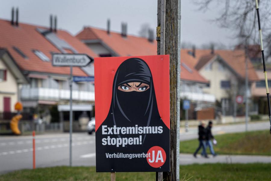Szoros eredménnyel szavazták le az arcot eltakaró ruhák viseletét Svájcban