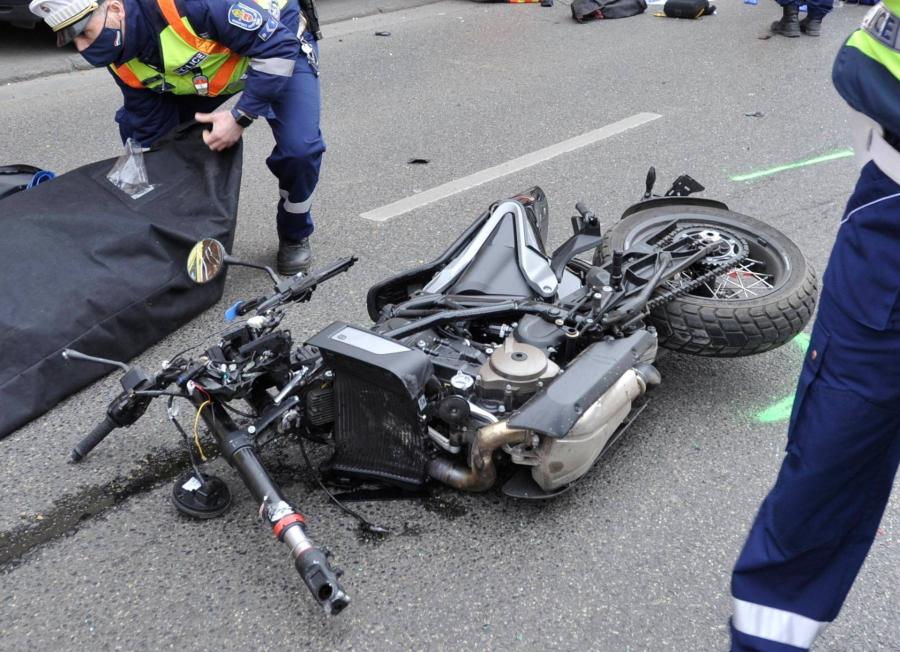 Meghalt egy motoros, miután mentőautóval ütközött Budapesten