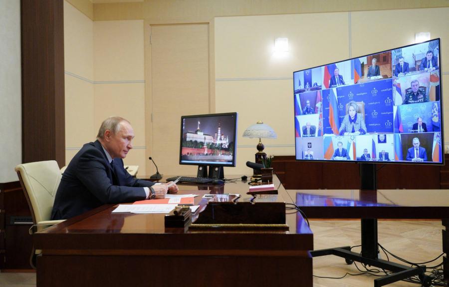 Putyin egységesen szabályozná, mit csinálhatnak az országok a neten