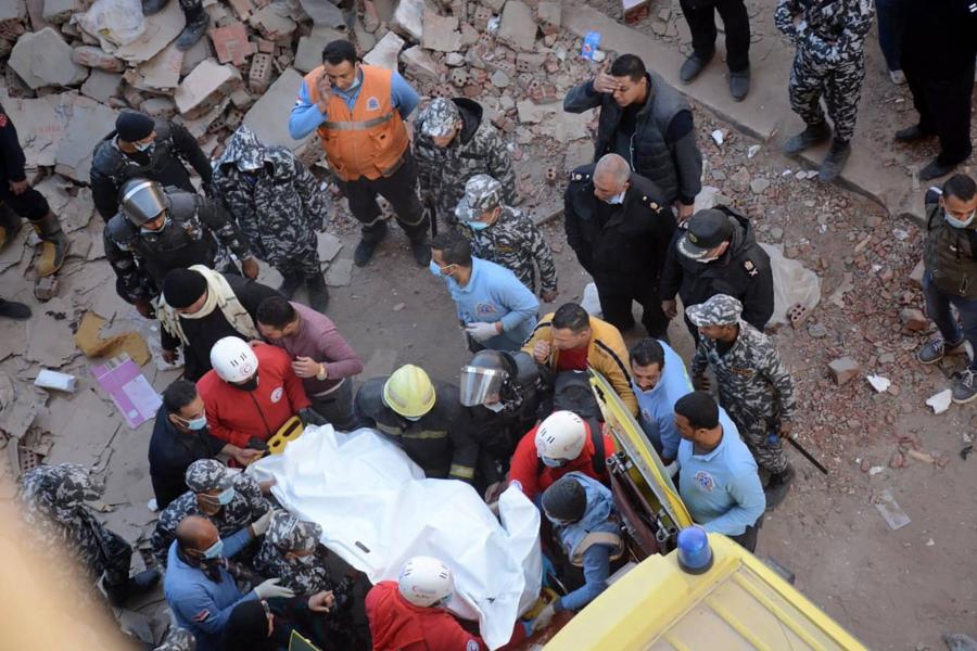 Már 18 ember holttestét találták meg az összeomlott lakóház romjai alatt Kairóban (videó)