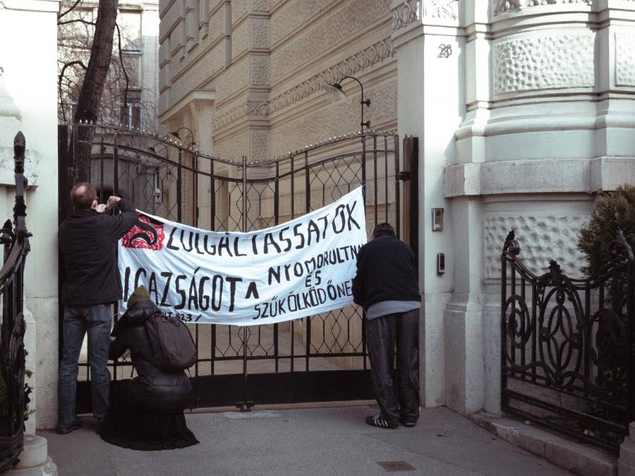 A Fidesz-székháznál tiltakoztak a kilakoltatási moratórium felfüggesztése ellen (videó)