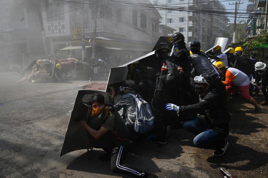 Éles lőszerrel lövi a tiltakozókat a minmari puccsista milícia - képek a tüntetésekről
