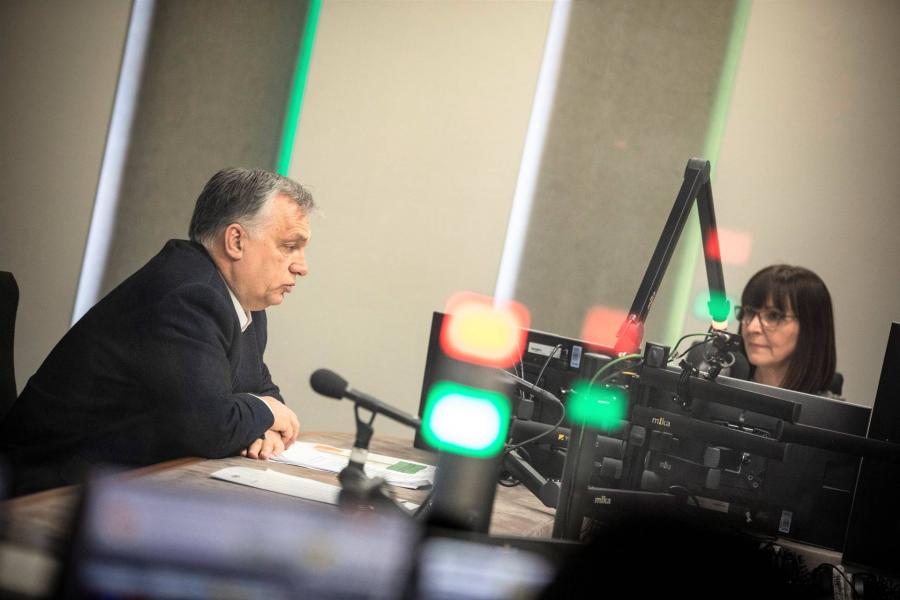 Orbán: később nyitnak a középiskolák és át kell szúrni a tüdejét
