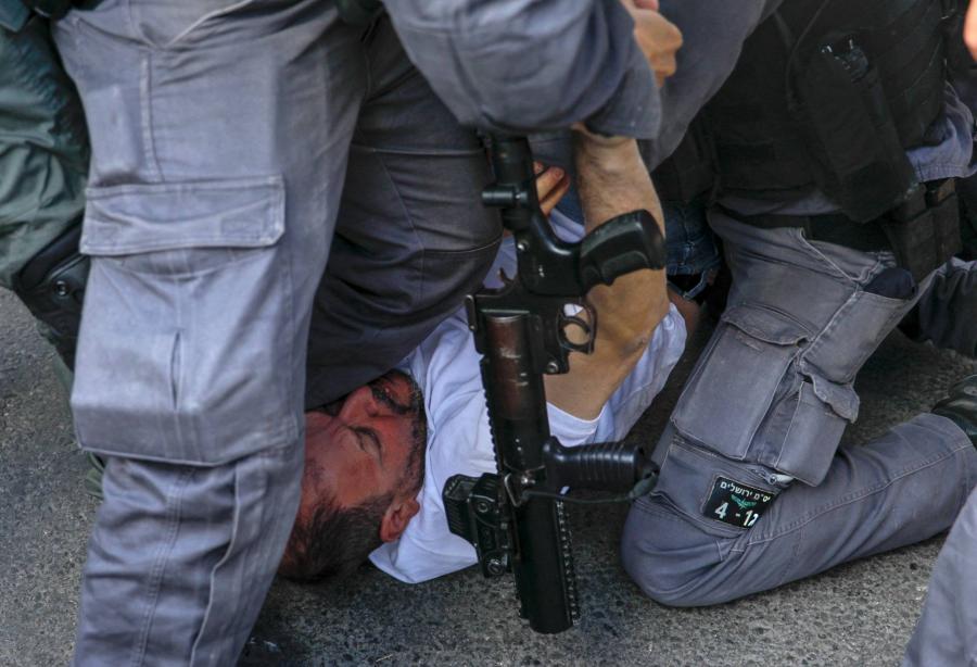 Megvertek a rendőrök egy tüntető izraeli honatyát Jeruzsálemben