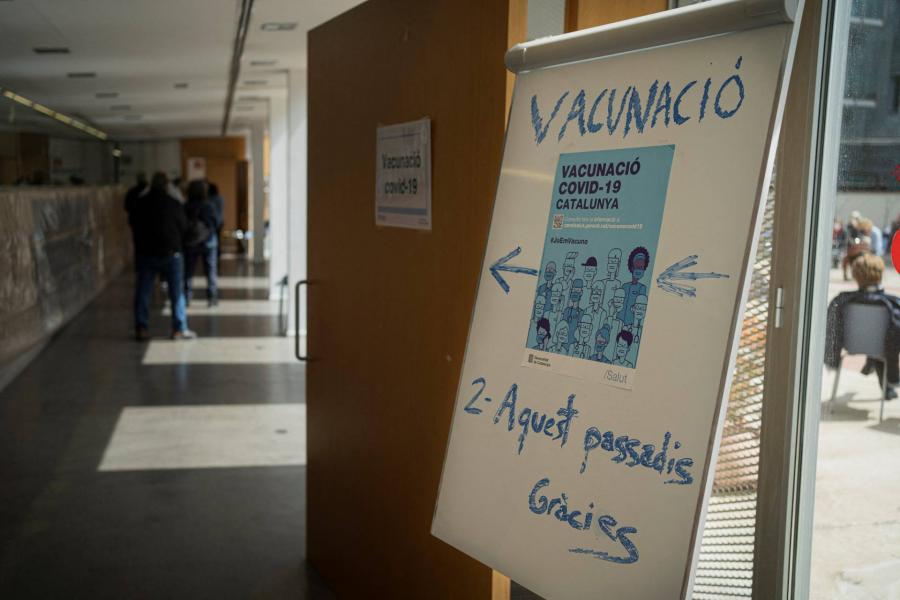 Spanyolország megvizsgálja, hogy lehet-e kombinálni két vakcinát