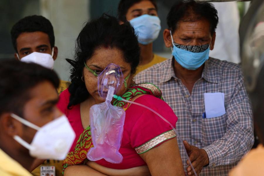 Közel 350 ezer új koronavírussal fertőzöttet regisztráltak egy nap alatt Indiában, az USA kész segítséget nyújtani