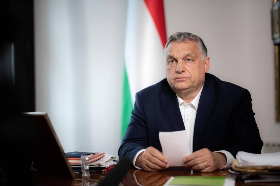Orbán a szabadság oldalán áll, de azért a liberálisokkal harcol