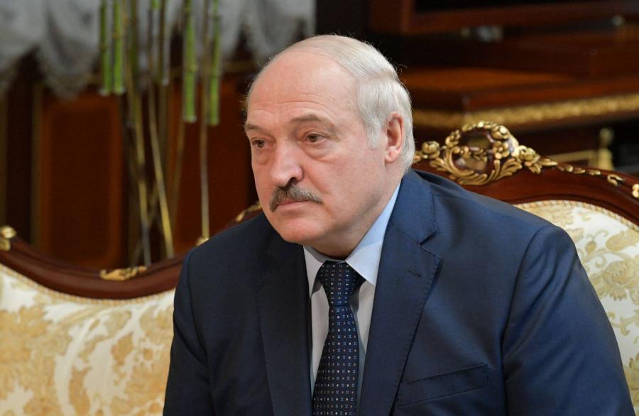 Lukasenka retteg - Már aláírta a jogköreinek átruházhatóságáról szóló rendeletet is