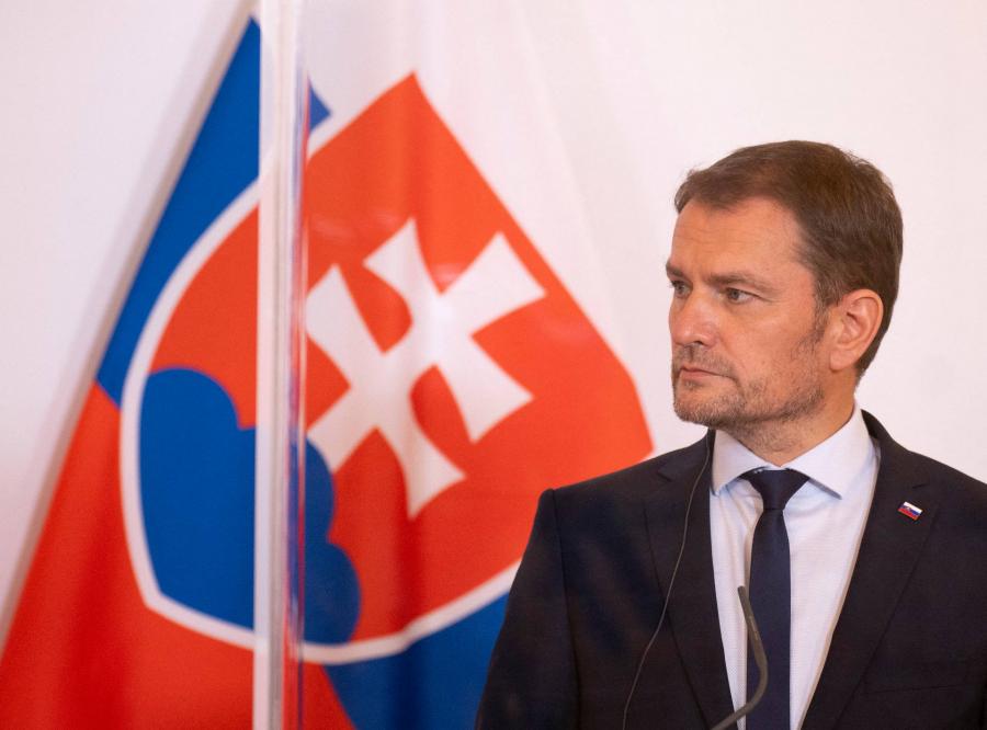 Vízzel öntötték le a pénzügyminisztert a szlovák parlamentben (Videó)