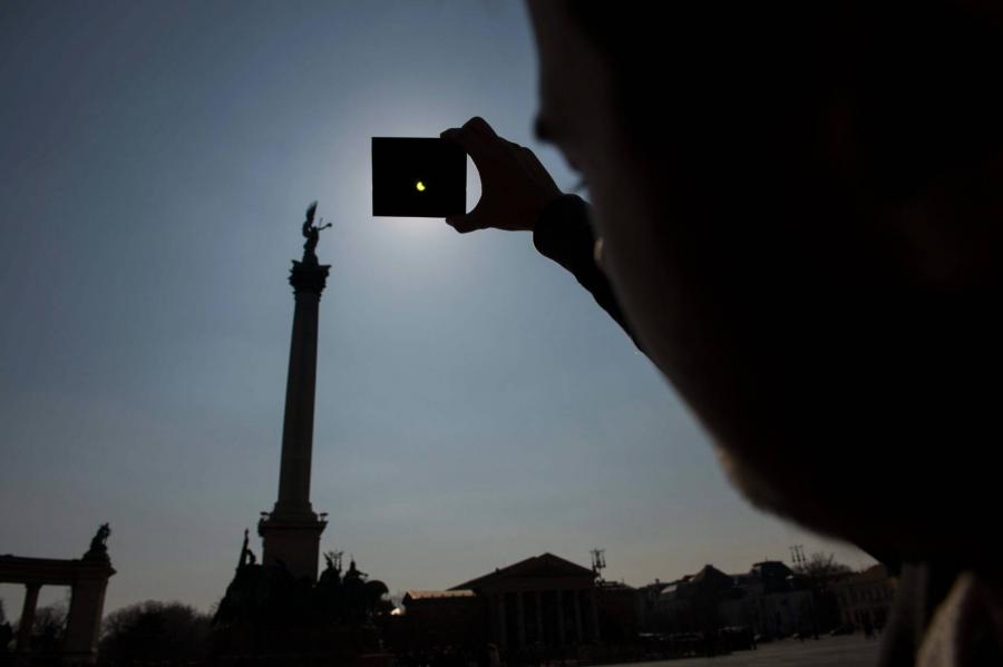 Bár hazánkban nem látható, online mégis követhető lesz a különleges napfogyatkozás